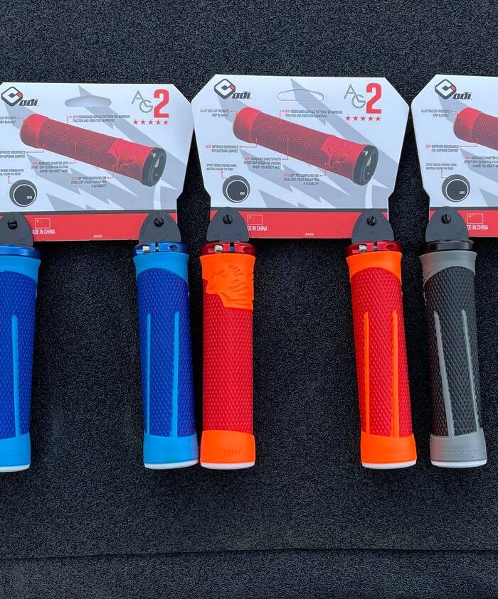 ODI Grips Bicycle Cuffs MTB Lock on Anti Slip Mountain Bike Handlebar Covers with Plugs Handles for Bicycle Mtb Bike Gauntlet